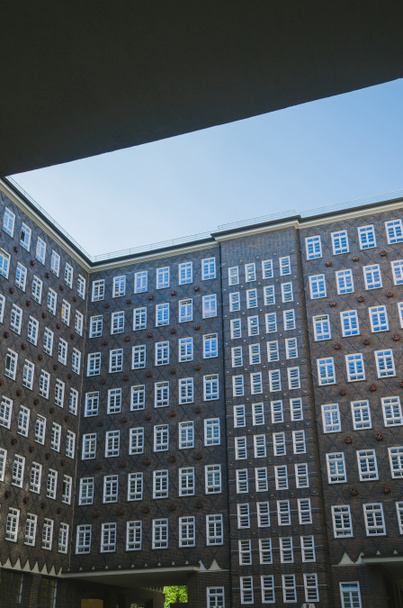 χαμηλή γωνία προβολής του κτιρίου κάτω από το γαλάζιο καθαρό ουρανό στο Αμβούργο, Γερμανία  - Φωτογραφία, εικόνα