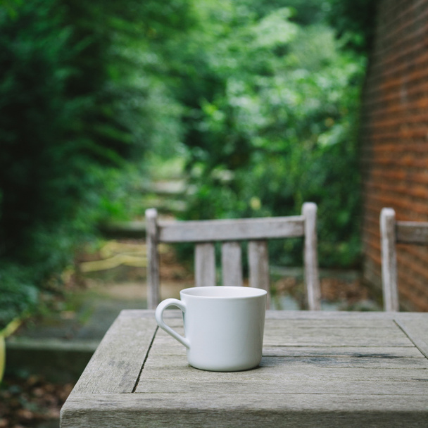 vue rapprochée de tasse à thé sur table en bois
  - Photo, image