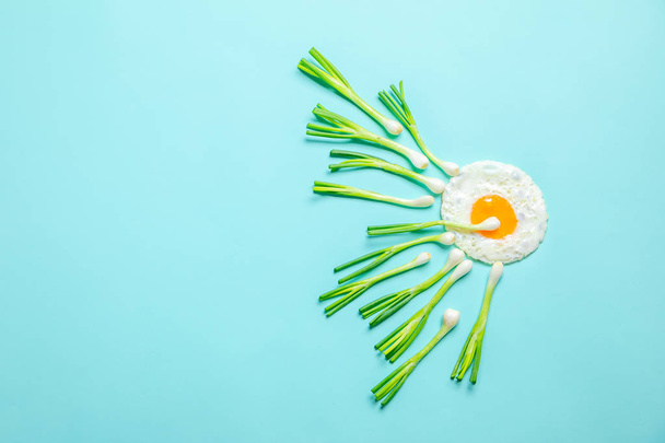 gebakken ei en lente-uitjes, bevruchting - Foto, afbeelding