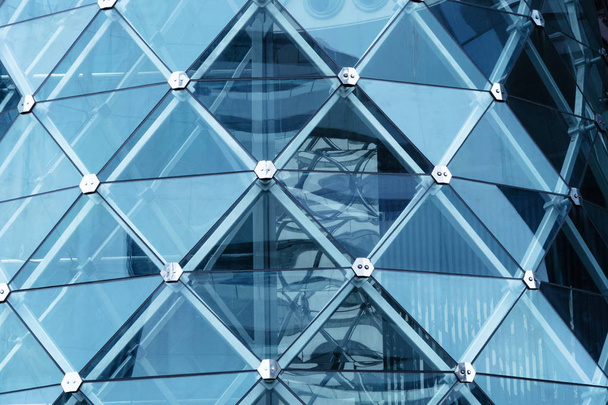 Architektur-Struktur. Glasfassadengestaltung eines zeitgenössischen Bürogebäudes. - Foto, Bild