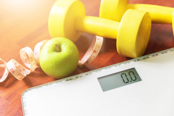 meyve, halter ve ölçek, yağ yakma ve kilo kaybı kavramı, diyet - Fotoğraf, Görsel