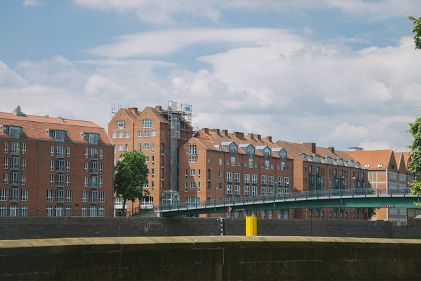 τοπίο με γέφυρα και κτίρια κατά τη διάρκεια της ημέρας στη Βόννη, Γερμανία  - Φωτογραφία, εικόνα