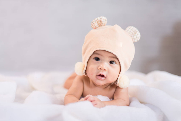 portré ázsiai baba -on fehér ágy - Fotó, kép