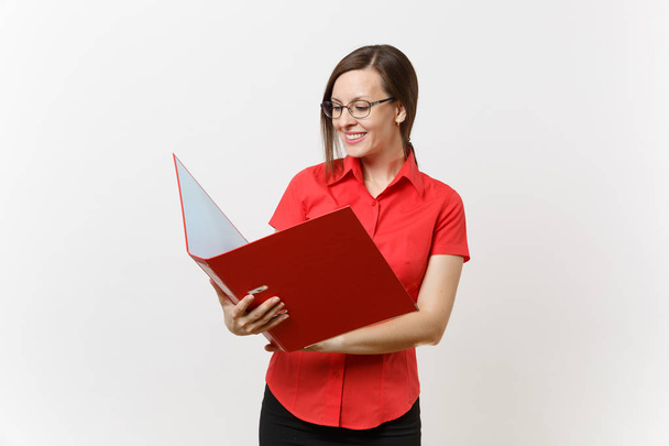 Porträt einer jungen erfolgreichen BWL-Lehrerin in rotem Hemd, Brille mit Ordner mit Papierarbeitsunterlagen auf weißem Hintergrund. Pädagogik im Hochschulkonzept - Foto, Bild