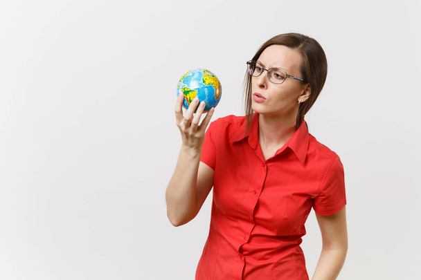 Porträt einer Geschäftsfrau oder Lehrerin in rotem Hemd, die in Palmen Erdkugel auf weißem Hintergrund hält. Problem der Umweltverschmutzung. Naturmüll stoppen, Umweltschutzkonzept - Foto, Bild