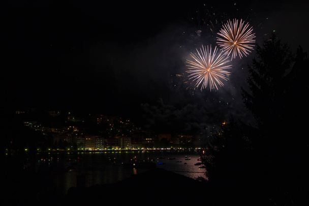 vue panoramique sur l'omegna lors d'un feu d'artifice lors du festival San Vito
 - Photo, image