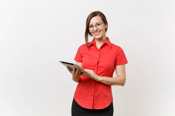 Portret van mooie jonge zakelijke leraar vrouw gebruiker in rood shirt, glazen werken te typen op tablet pc-computer geïsoleerd op een witte achtergrond. Onderwijs onderwijs in middelbare school universiteit concept - Foto, afbeelding
