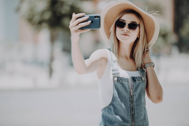 hübsches blondes Mädchen macht Selfie auf der Straße - Foto, Bild