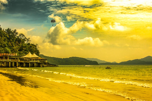 Zonnige strand dag en parachute in Langkawi. Maleisië - Foto, afbeelding