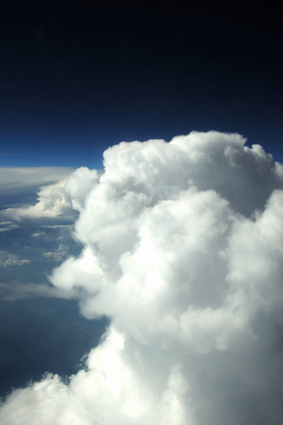 Vuelo en un avión por encima de las nubes, la vista desde el interior, horizonte, línea del cielo
 - Foto, Imagen