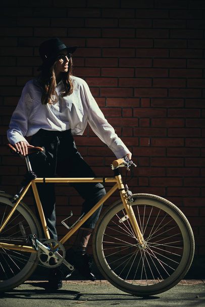 Portrait de belle brune tenant un vélo
. - Photo, image