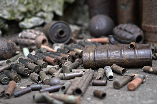Militaire achtergrond met patronen van granaten en gasdruktank tape. Zwarte archeologie. Tweede Wereldoorlog en de artefacten. Grote Vaderlandse Oorlog van de Sovjet-Unie - Foto, afbeelding