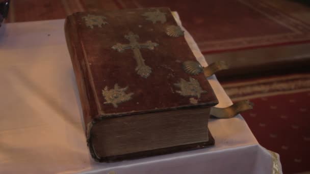Starożytna Księga Kościół z krzyżem na nim - Materiał filmowy, wideo