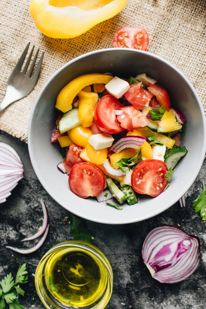 вкусный греческий салат или салат Хориатики с ингредиентами
  - Фото, изображение