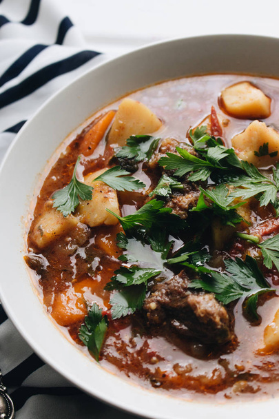 おいしいトマトのスープ パセリ、肉、コショウ - 写真・画像