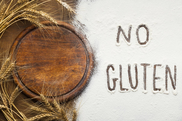Gesundes Backen. glutenfreies Mehl und Ohren, Ansicht von oben - Foto, Bild
