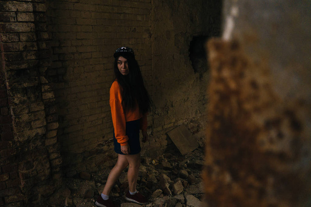 Portrait of a teenage girl posing in an abandoned building - Foto, Bild