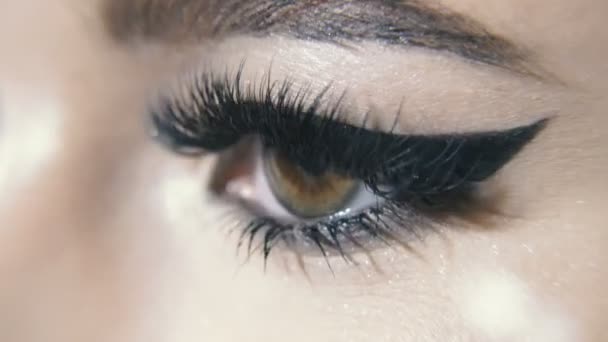 Vrouwelijke ogen. Vrouwelijke ogen met uitgebreide wimpers - Video
