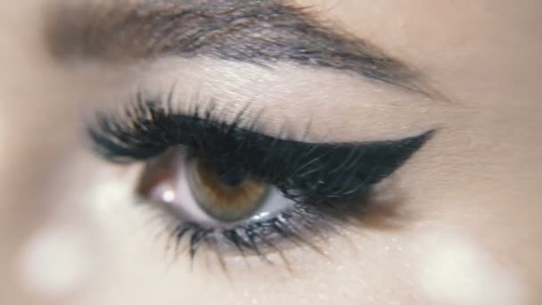 Female eyes. Female eyes with extended eyelashes - Materiał filmowy, wideo