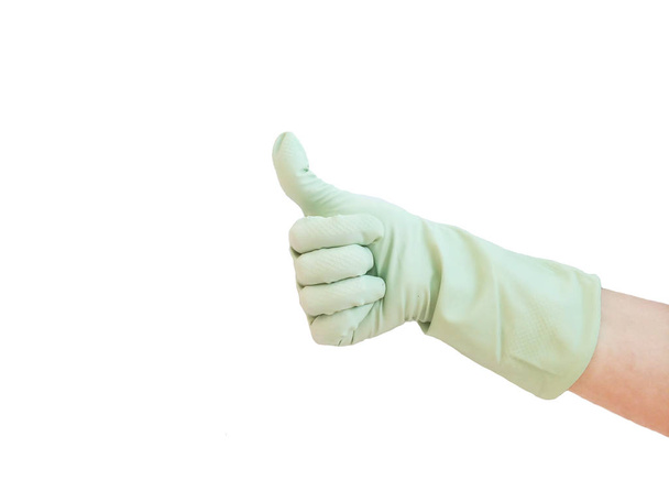Les mains dans un gant économique de couleur rouge pour la chimie domestique sont isolées sur des fonds colorés pour un design
 - Photo, image