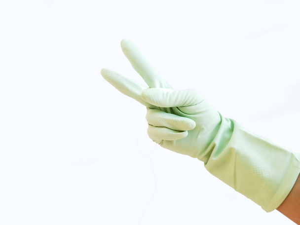 Руки в економічній рукавичці червоного кольору для побутової хімії ізольовані на кольоровому фоні для дизайну
 - Фото, зображення