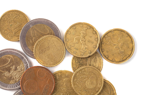 Κέρματα ευρώ και σεντς, νόμισμα της Ευρωπαϊκής αγοράς σε λευκό φόντο. - Φωτογραφία, εικόνα