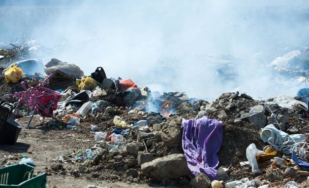 大気汚染の原因のゴミの山を焼きます。汚染概念。ゴミ - 写真・画像