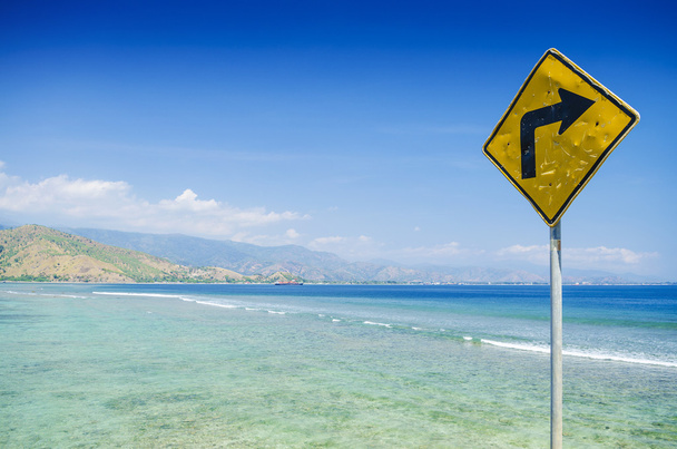 дорожный знак на пляже Арея Бранка рядом с Восточным Тимором
 - Фото, изображение