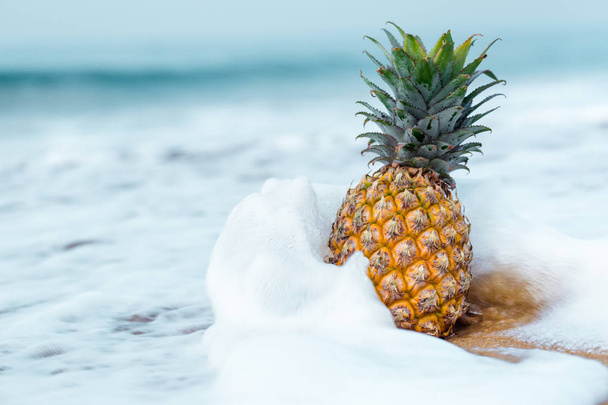 Pineapple in spray waves - Zdjęcie, obraz
