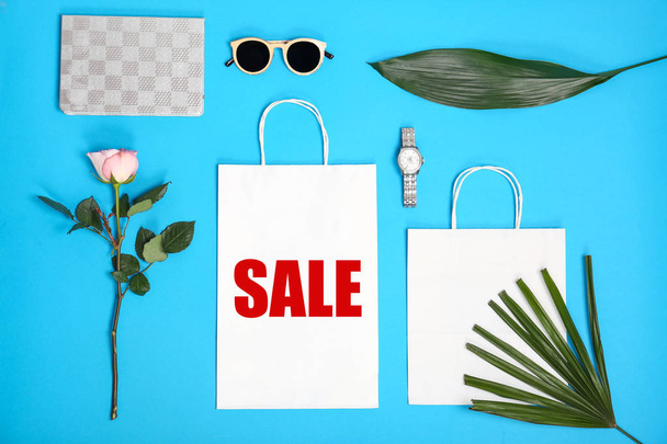 Flat lay composition with shopping bag and text BLACK FRIDAY SALE on color background - Foto, Bild