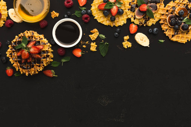 Вафли с фруктами, завтрак задний вид на черный
 - Фото, изображение