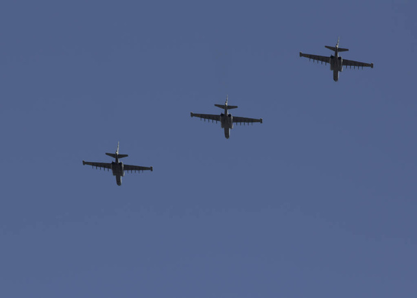Несколько военных истребителей летят в строю против голубого неба
. - Фото, изображение