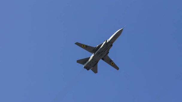 stíhací letoun letí proti modré obloze, vojenská letadla. - Fotografie, Obrázek