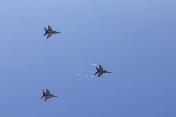 Varios combatientes militares están volando en una formación contra el cielo azul
. - Foto, imagen
