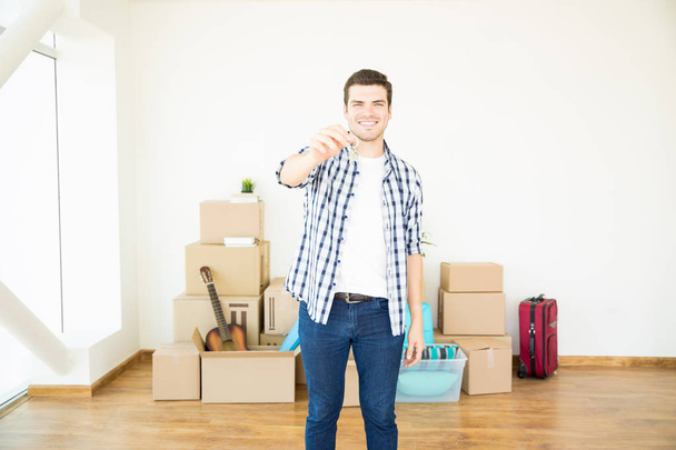 Happy lakástulajdonos találat kulcsok állva, új házban - Fotó, kép