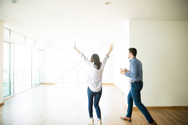 Ενθουσιασμένος μέσα του ενήλικα άνδρα και γυναίκα, Μπαίνοντας στο νέο διαμέρισμά τους - Φωτογραφία, εικόνα