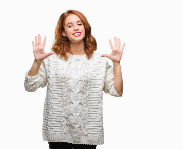 Nuori kaunis nainen yli eristetty tausta yllään talvi villapaita osoittaa ylös sormilla numero kymmenen hymyillen itsevarma ja onnellinen
. - Valokuva, kuva