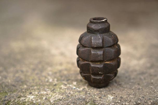 Grenade neutralisée de la Seconde Guerre mondiale sur un fond concret de bunker. Des artefacts dangereux de l'histoire. Photo de stock
 - Photo, image