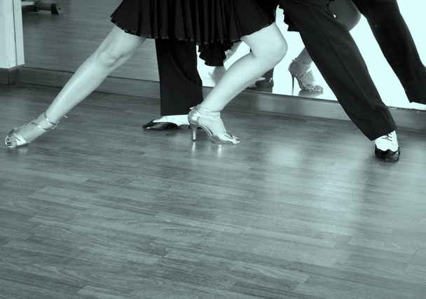 Pari tanssijaa tanssimassa Lindy hop kirkkaassa kullassa ja mustavalkoisessa kengässä
 - Valokuva, kuva