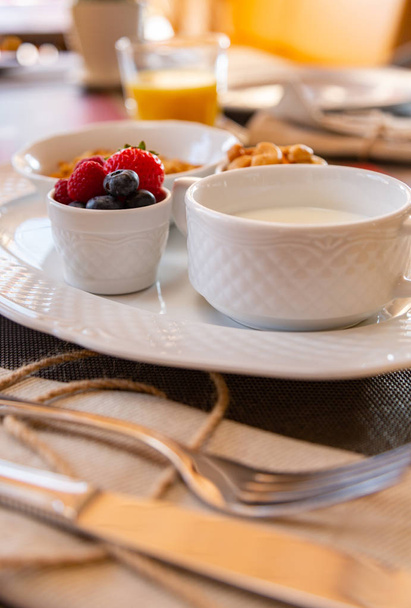 Healthy breakfast. Fresh juice, granola, muesli with milk and berries - Foto, Bild