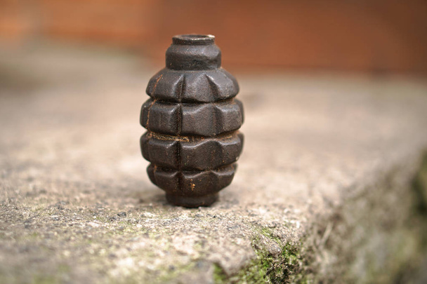 Grenade neutralisée de la Seconde Guerre mondiale sur un fond concret de bunker. Des artefacts dangereux de l'histoire. Photo de stock
 - Photo, image