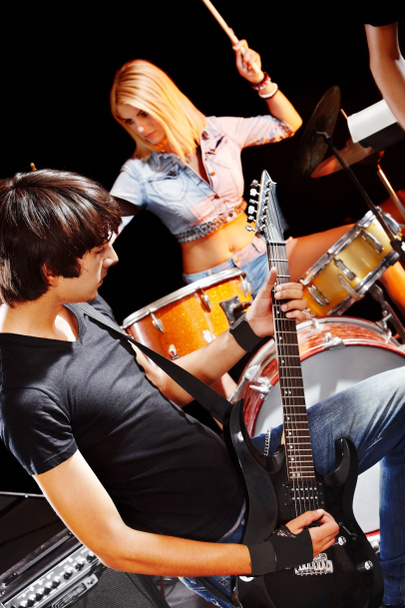 Группа играет на музыкальном инструменте
. - Фото, изображение