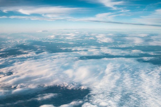 Nuvens e céu de um avião de janela
 - Foto, Imagem