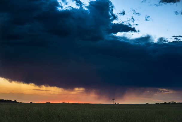 Pampa táj, a mennydörgés vihar, Argentína - Fotó, kép