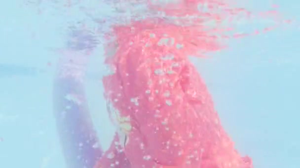 Little girl having fun swimming in outdoor pool in the Summer - Video, Çekim