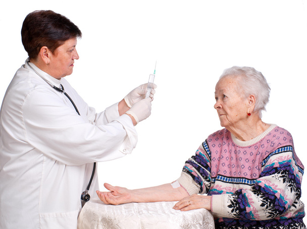 lekarz przygotowuje wtrysku dla starszej kobiety - Zdjęcie, obraz