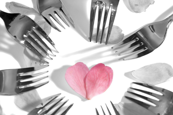 темные вилки, окружающие форму сердца и лепестки роз
 - Фото, изображение