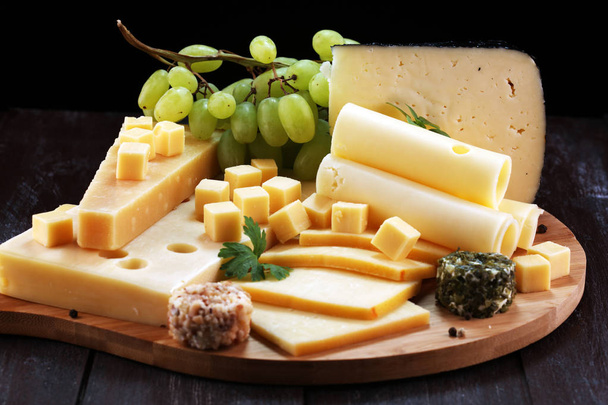 Plateau de fromage avec différents fromages et raisins
 - Photo, image