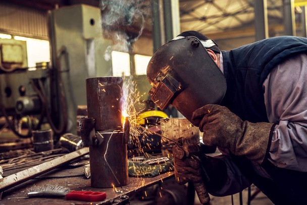 Koruyucu düzgün kesme metal boru bir erkek sanayi işçisi, yakın çekim. - Fotoğraf, Görsel