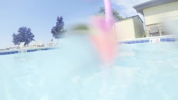 Kislány szórakozás úszás szabadtéri medence a nyáron - Felvétel, videó
